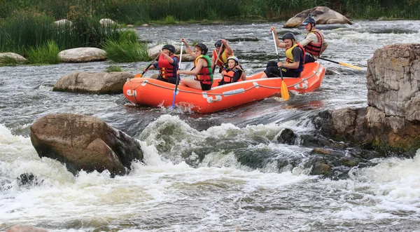 Migea Ukraine - June 17, 2017. Group of adventurer enjoying water rafting activity at river Migea Ukraine on June 17, 2017. — Stock Photo, Image