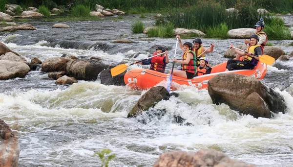 Migea Ukrayna - 17 Haziran 2017. Grup maceraperest su Nehri Migea Ukrayna adresindeki etkinliği 17 Haziran 2017 üzerinde rafting keyfi.