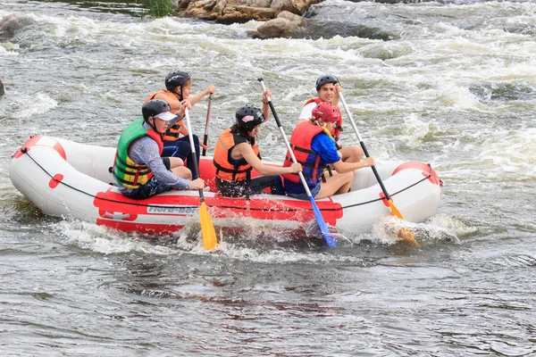 Migea Ukrayna - 17 Haziran 2017. Grup maceraperest su Nehri Migea Ukrayna adresindeki etkinliği 17 Haziran 2017 üzerinde rafting keyfi.