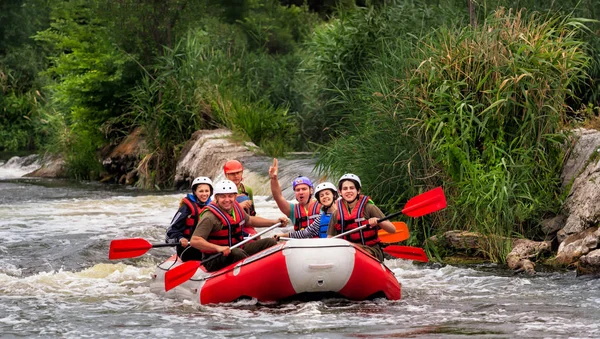 Migea Ukrayna - 17 Haziran 2017. Grup maceraperest su Nehri Migea Ukrayna adresindeki etkinliği 17 Haziran 2017 üzerinde rafting keyfi.