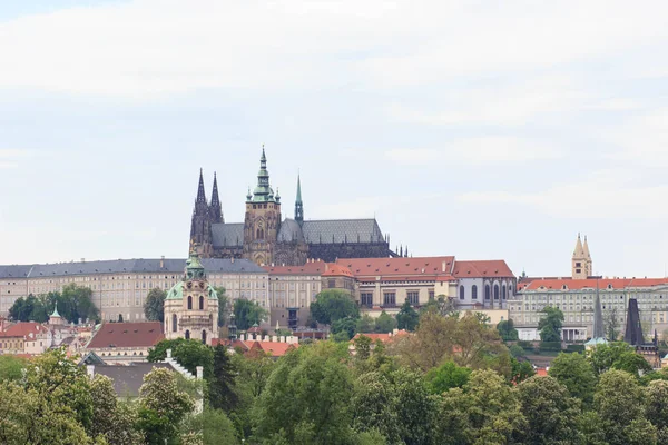 布拉格城堡和圣维图斯大教堂，捷克共和国。全景视图 — 图库照片