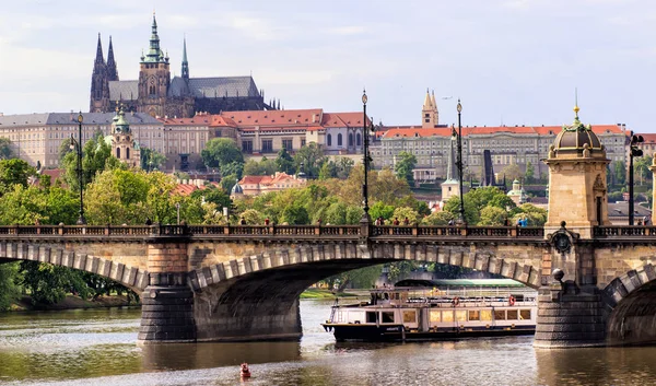 布拉格，捷克共和国-5 月 17 日，2017:Prague，捷克共和国，历史的查理大桥的天际线。伏尔塔瓦河河上的游船 — 图库照片