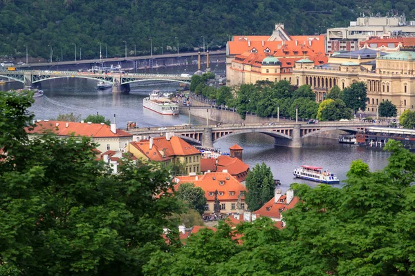 Praga, República Checa skyline com histórica Ponte Charles. Cruzeiro de barco no rio Vltava — Fotografia de Stock