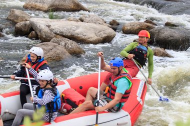Migea Ukrayna - 17 Haziran 2017. Grup maceraperest su Nehri Migea Ukrayna adresindeki etkinliği 17 Haziran 2017 üzerinde rafting keyfi.