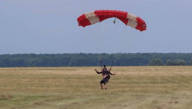 Sutiski, Ukrayna - 24 Haziran 2017: Skydivers iniş sonra bir paraşüt taşır. Skydive Ukrayna olduğunu Sutiski Aerodrome yaklaşık 20 km Vinitsa, Ukrayna'nın güneybatısında bulunan havadalışı Merkezi.