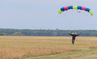 Sutiski, Ukrayna - 24 Haziran 2017: Skydivers iniş sonra bir paraşüt taşır. Skydive Ukrayna olduğunu Sutiski Aerodrome yaklaşık 20 km Vinitsa, Ukrayna'nın güneybatısında bulunan havadalışı Merkezi.