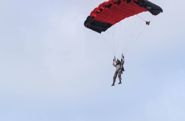Sutiski, Ukrayna - 24 Haziran 2017: Skydivers iniş sonra bir paraşüt taşır. Skydive Ukrayna olduğunu Sutiski Aerodrome yaklaşık 20 km Vinitsa, Ukrayna'nın güneybatısında bulunan havadalışı Merkezi.