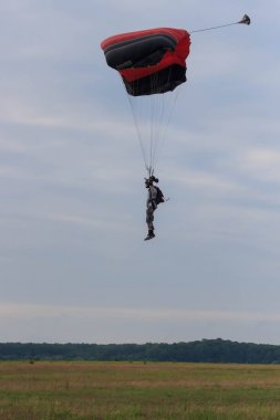 Sutiski, Ukrayna - 24 Haziran 2017: Skydivers iniş sonra bir paraşüt taşır. Skydive Ukrayna olduğunu Sutiski Aerodrome yaklaşık 20 km Vinitsa, Ukrayna'nın güneybatısında bulunan havadalışı Merkezi.