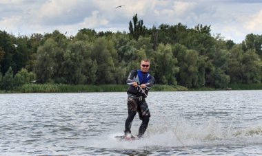 Vatutine, Ukrayna - 15 Temmuz: Atlet wakeboarding ve bir noktada hileci üzerinde 15 Haziran 2017 Vatutine, Ukrayna'da teknik direktör