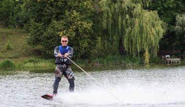 Vatutine, Ukrayna - 15 Temmuz: Atlet wakeboarding ve bir noktada hileci üzerinde 15 Haziran 2017 Vatutine, Ukrayna'da teknik direktör