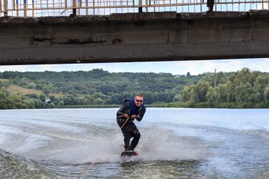 Vatutine, Ukrayna - 15 Temmuz: Atlet wakeboarding ve bir noktada hileci üzerinde 15 Haziran 2017 Vatutine, Ukrayna'da teknik direktör