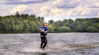Vatutine, Ukrayna - 15 Temmuz: Atlet wakeboarding ve bir noktada hileci üzerinde 15 Haziran 2017 Vatutine, Ukrayna'da teknik direktör