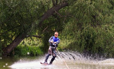 Vatutine, Ukrayna - 15 Temmuz: Atlet wakeboarding ve bir noktada hileci üzerinde 15 Haziran 2017 Vatutine, Ukrayna'da teknik direktör