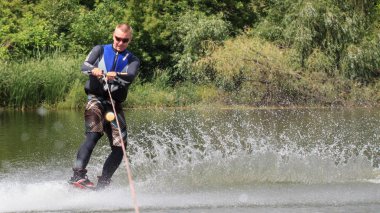 Vatutine, Ukrayna - 15 Temmuz: Atlet wakeboarding ve bir noktada hileci üzerinde 15 Haziran 2017 Vatutine, Ukrayna'da teknik direktör