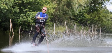 Vatutine, Ukrayna - 15 Temmuz: Atlet wakeboarding ve bir noktada hileci üzerinde 15 Haziran 2017 Vatutine, Ukrayna'da teknik direktör