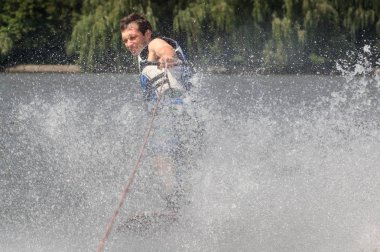 Vatutine, Ukrayna - 15 Temmuz: Atlet wakeboarding ve bir noktada hileci üzerinde 15 Haziran 2017 Vatutine, Ukrayna'da teknik direktör