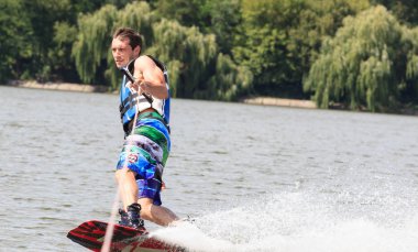 Vatutine, Ukrayna - 15 Temmuz: Atlet wakeboarding ve bir noktada hileci üzerinde 15 Haziran 2017 Vatutine, Ukrayna'da teknik direktör