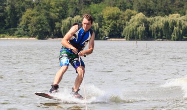 Vatutine, Ukrayna - 15 Temmuz: Atlet wakeboarding ve bir noktada hileci üzerinde 15 Haziran 2017 Vatutine, Ukrayna'da teknik direktör