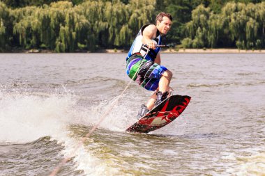 Vatutine, Ukrayna - 15 Temmuz: Atlet wakeboarding ve bir noktada hileci üzerinde 15 Haziran 2017 Vatutine, Ukrayna'da teknik direktör