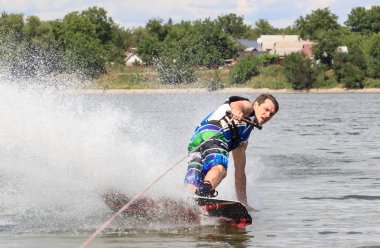 Vatutine, Ukrayna - 15 Temmuz: Atlet wakeboarding ve bir noktada hileci üzerinde 15 Haziran 2017 Vatutine, Ukrayna'da teknik direktör