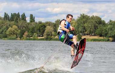 Vatutine, Ukrayna - 15 Temmuz: Atlet wakeboarding ve bir noktada hileci üzerinde 15 Haziran 2017 Vatutine, Ukrayna'da teknik direktör
