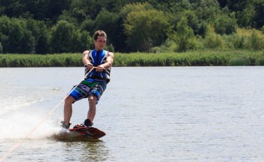 Vatutine, Ukrayna - 15 Temmuz: Atlet wakeboarding ve bir noktada hileci üzerinde 15 Haziran 2017 Vatutine, Ukrayna'da teknik direktör