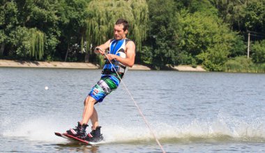 Vatutine, Ukrayna - 15 Temmuz: Atlet wakeboarding ve bir noktada hileci üzerinde 15 Haziran 2017 Vatutine, Ukrayna'da teknik direktör