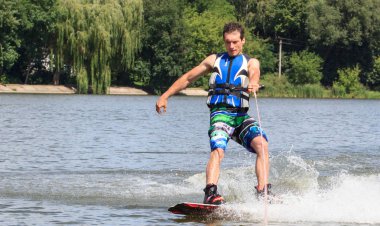 Vatutine, Ukrayna - 15 Temmuz: Atlet wakeboarding ve bir noktada hileci üzerinde 15 Haziran 2017 Vatutine, Ukrayna'da teknik direktör