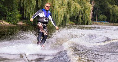 Vatutine, Ukrayna - 15 Temmuz: Atlet wakeboarding ve bir noktada hileci üzerinde 15 Haziran 2017 Vatutine, Ukrayna'da teknik direktör