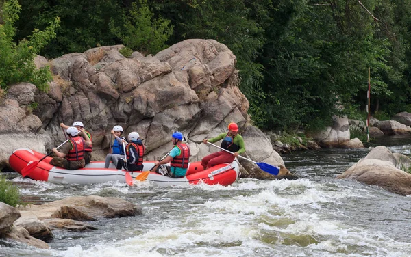 Migea Ukrayna - 17 Haziran 2017. Grup maceraperest su Nehri Migea Ukrayna adresindeki etkinliği 17 Haziran 2017 üzerinde rafting keyfi.