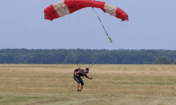 Sutiski, Ukrayna - 24 Haziran 2017: Skydivers iniş sonra bir paraşüt taşır. Skydive Ukrayna olduğunu Sutiski Aerodrome yaklaşık 20 km Vinitsa, Ukrayna'nın güneybatısında bulunan havadalışı Merkezi.