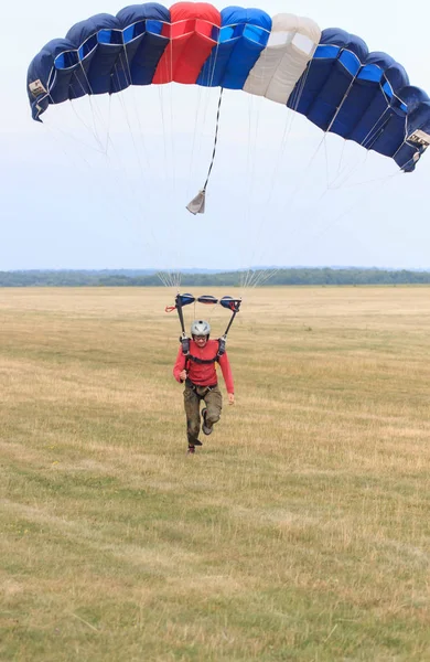 Sutiski, Ukraine - June 24, 2017: Skydivers carries a parachute after landing. Skydive Ukraine is the skydiving center located at Sutiski Aerodrome, about 20 km southwest of Vinitsa, Ukraine. — Stock Photo, Image