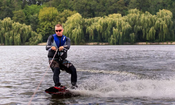 Vatutine, Ukrayna - 15 Temmuz: Atlet wakeboarding ve bir noktada hileci üzerinde 15 Haziran 2017 Vatutine, Ukrayna'da teknik direktör
