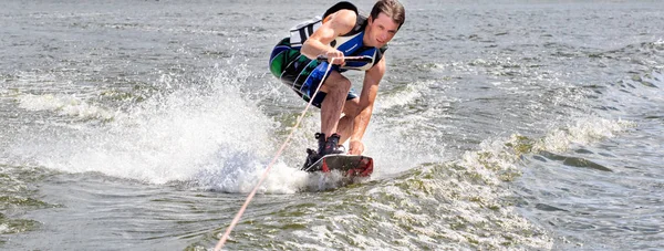 VATUTINA, UCRANIA - JULIO 15: El atleta disfruta de wakeboarding y entrenadores trucos en julio 15, 2017 en Vatutine, Ucrania —  Fotos de Stock