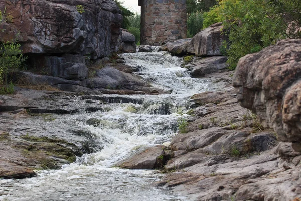 Vilda floden i djupa skogen — Stockfoto