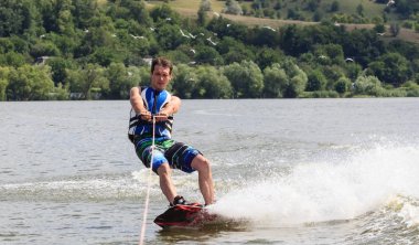 Vatutine, Ukrayna - 15 Temmuz: Atlet wakeboarding ve bir noktada hileci üzerinde 15 Haziran 2017 Vatutine, Ukrayna'da teknik direktör