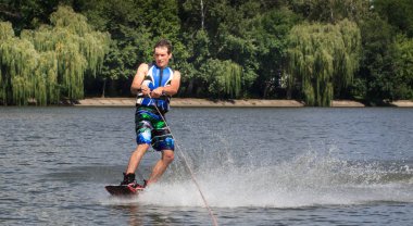 Vatutine, Ukrayna - 15 Temmuz: Atlet wakeboarding ve bir noktada hileci üzerinde 15 Haziran 2017 Vatutine, Ukrayna'da teknik direktör