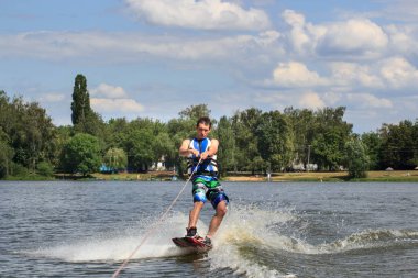 Vatutine, Ukrayna - 15 Temmuz: Atlet wakeboarding ve bir noktada hileci üzerinde 15 Haziran 2017 Vatutine, Ukrayna'da teknik direktör
