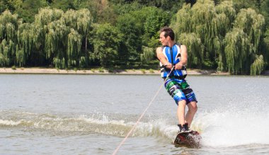 Vatutine, Ukrayna - 15 Temmuz: Atlet wakeboarding ve bir noktada hileci üzerinde 15 Haziran 2017 Vatutine, Ukrayna'da teknik direktör