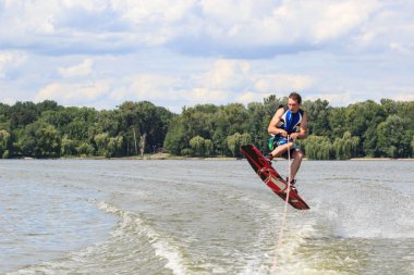 Vatutine, Ukrayna - 15 Temmuz: Atlet wakeboarding ve bir noktada hileci üzerinde 15 Haziran 2017 Vatutine, Ukrayna'da teknik direktör