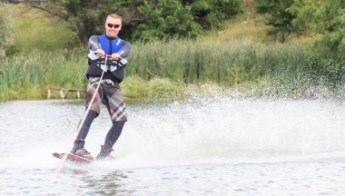 Vatutine, Ukrayna - 15 Temmuz: Atlet wakeboarding ve bir noktada hileci üzerinde 15 Haziran 2017 Vatutine, Ukrayna'da teknik direktör
