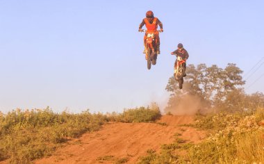 Cherkassy, Ukrayna - Julay 7 2017: sürücü üzerinde Motocross eğitimi motosikletçi maskesi yarışmalar Ukrayna, Cherkassy 7julay önce 2017