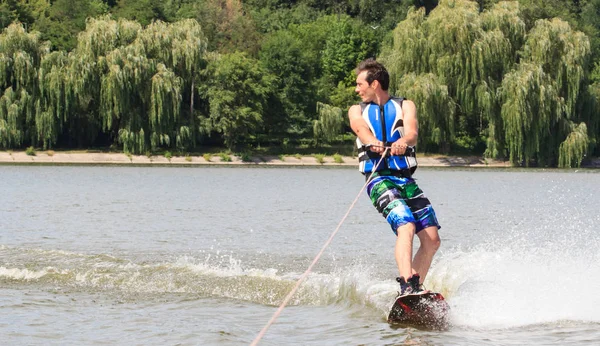 VATUTINA, UCRANIA - JULIO 15: El atleta disfruta de wakeboarding y entrenadores trucos en julio 15, 2017 en Vatutine, Ucrania — Foto de Stock