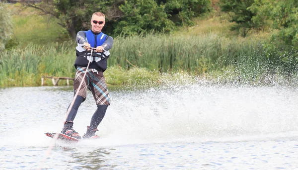 Vatutine, Ukrayna - 15 Temmuz: Atlet wakeboarding ve bir noktada hileci üzerinde 15 Haziran 2017 Vatutine, Ukrayna'da teknik direktör