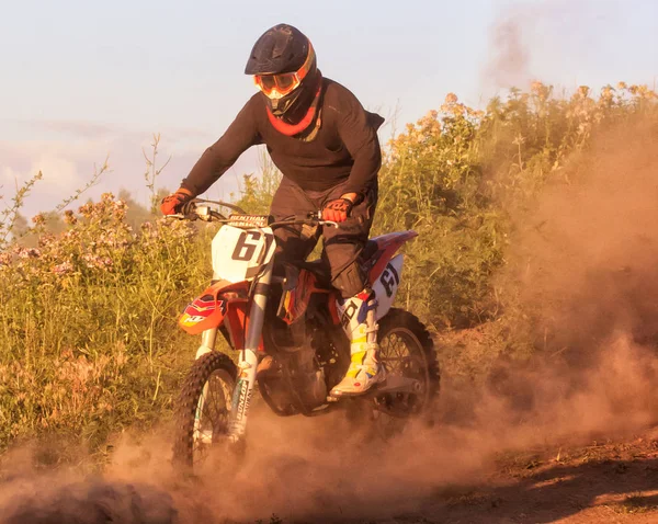 CHERKASSY, UKRAINE - JULAY 7 2017: piloto em Motocross Formação de motociclistas antes de competições Ucrânia, Cherkassy 7Julay 2017 — Fotografia de Stock