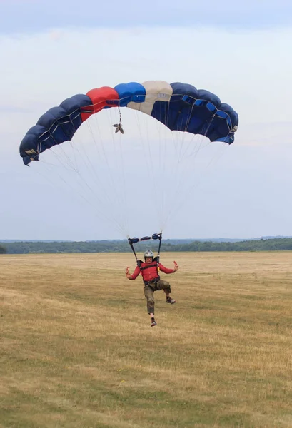 Sutiski, Ukrayna - 24 Haziran 2017: Skydivers iniş sonra bir paraşüt taşır. Skydive Ukrayna olduğunu Sutiski Aerodrome yaklaşık 20 km Vinitsa, Ukrayna'nın güneybatısında bulunan havadalışı Merkezi.
