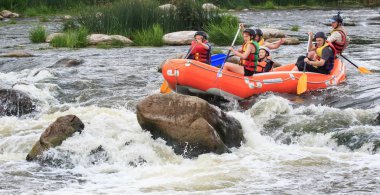 Migea Ukrayna - 17 Haziran 2017. Grup maceraperest su Nehri Migea Ukrayna adresindeki etkinliği 17 Haziran 2017 üzerinde rafting keyfi.