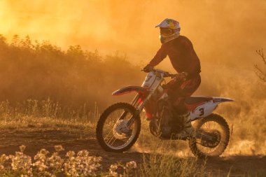 Cherkassy, Ukrayna - Julay 7 2017: sürücü üzerinde Motocross eğitimi motosikletçi maskesi yarışmalar Ukrayna, Cherkassy 7julay önce 2017