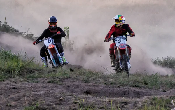 Czerkasy, Ukraina - Julay 7 2017: rider Motocross szkolenia motocyklistów przed zawodami Ukraina, Cherkassy 7julay 2017 — Zdjęcie stockowe