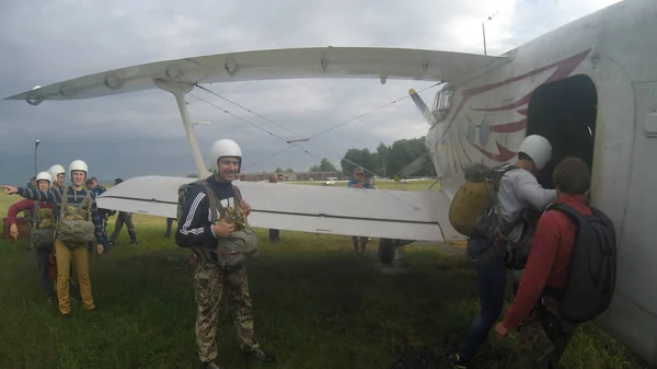 Sutiski、ウクライナ - 2017 年 6 月 24 日: スカイダイバーは、着陸後パラシュートを運ぶ。スカイ ダイビング ウクライナは Sutiski 飛行場で思想、ウクライナの南西約 20 km に位置するスカイ ダイビング センター. — ストック写真